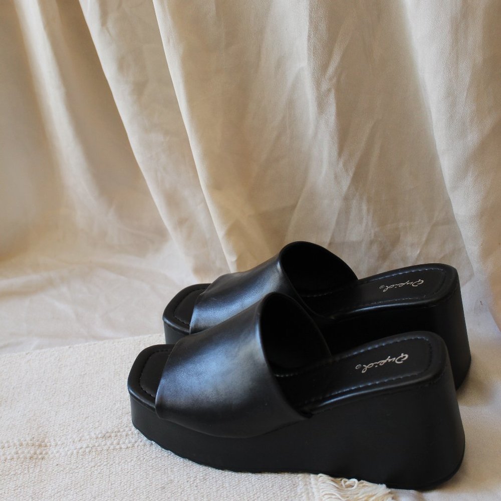 🚨LAST PAIR// Black Platform Wedge Mule - Picture 9 of 16